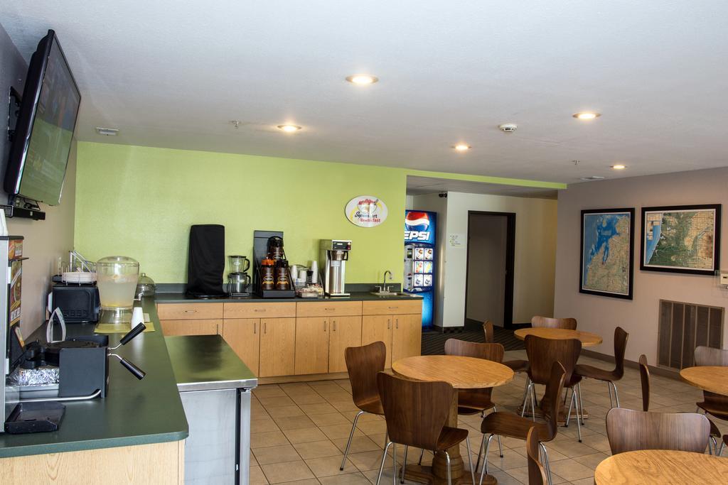 מלון Super 8 By Wyndham מניסטי מראה חיצוני תמונה